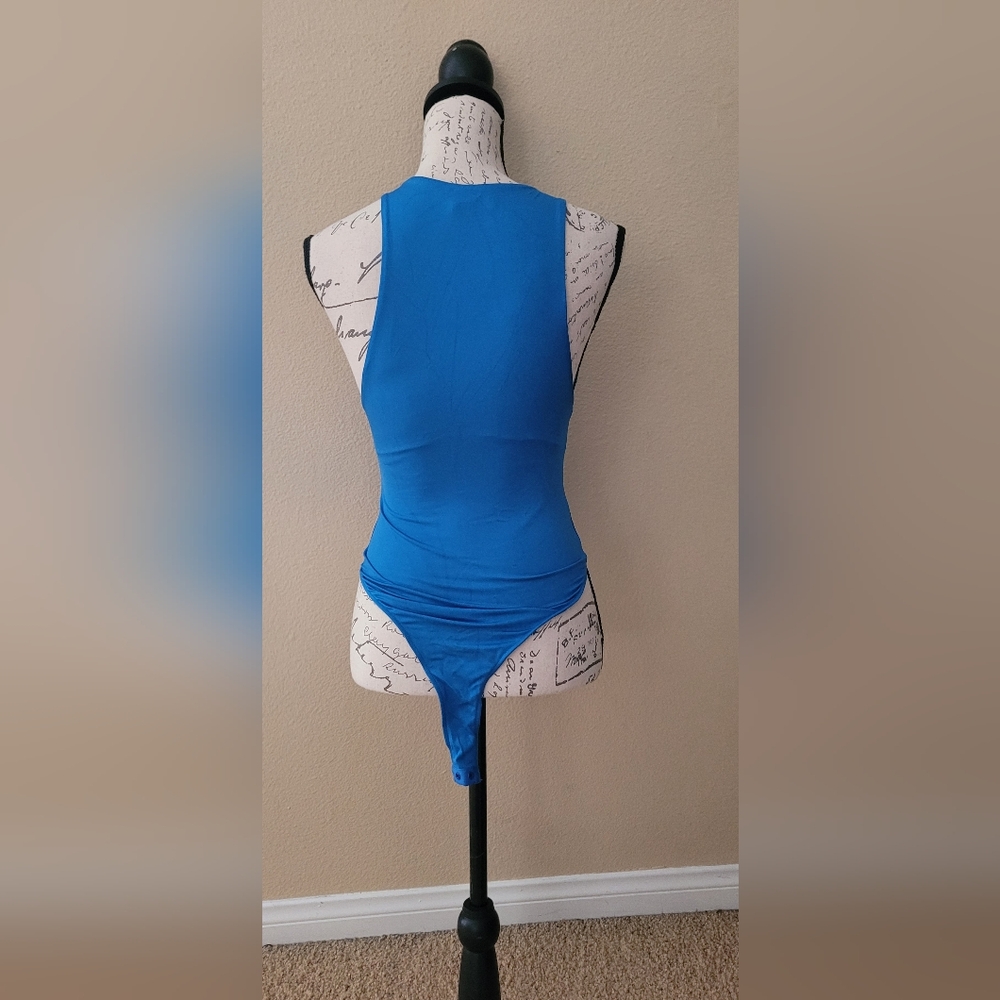 Blue Sleeveless Women's Top - Picture 3 of 3